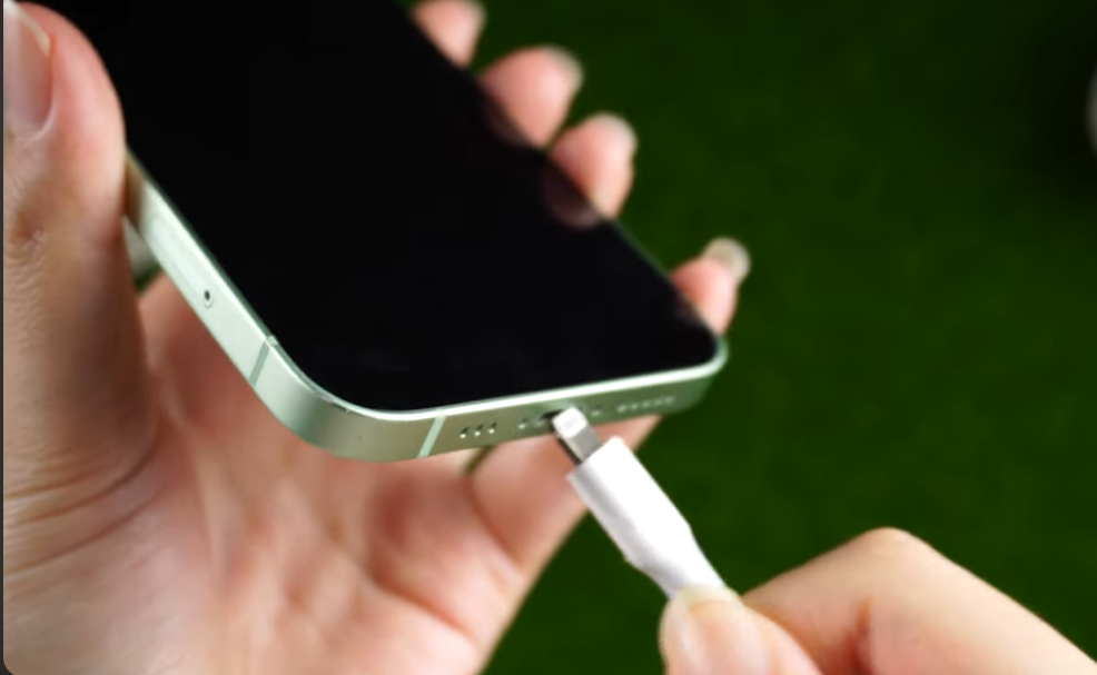 Connectez l'iPhone 12 à l'ordinateur